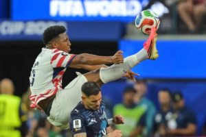 المنتخب الأمريكي نجح في تحقيق فوز عريض بنتيجة 4-1 على حساب باراغواي في افتتاح المونديال في أمريكا (أسوشيتد برس)