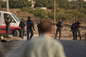 تصاعد اعتداءات المستوطنين في الضفة الغربية.. إحراق منزل قرب بيت لحم واختطاف شابين غرب الخليل