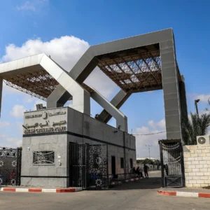 الاحتلال يمنع عودة الفلسطينيين إلى غزة ويعمّق سياسة التهجير القسري