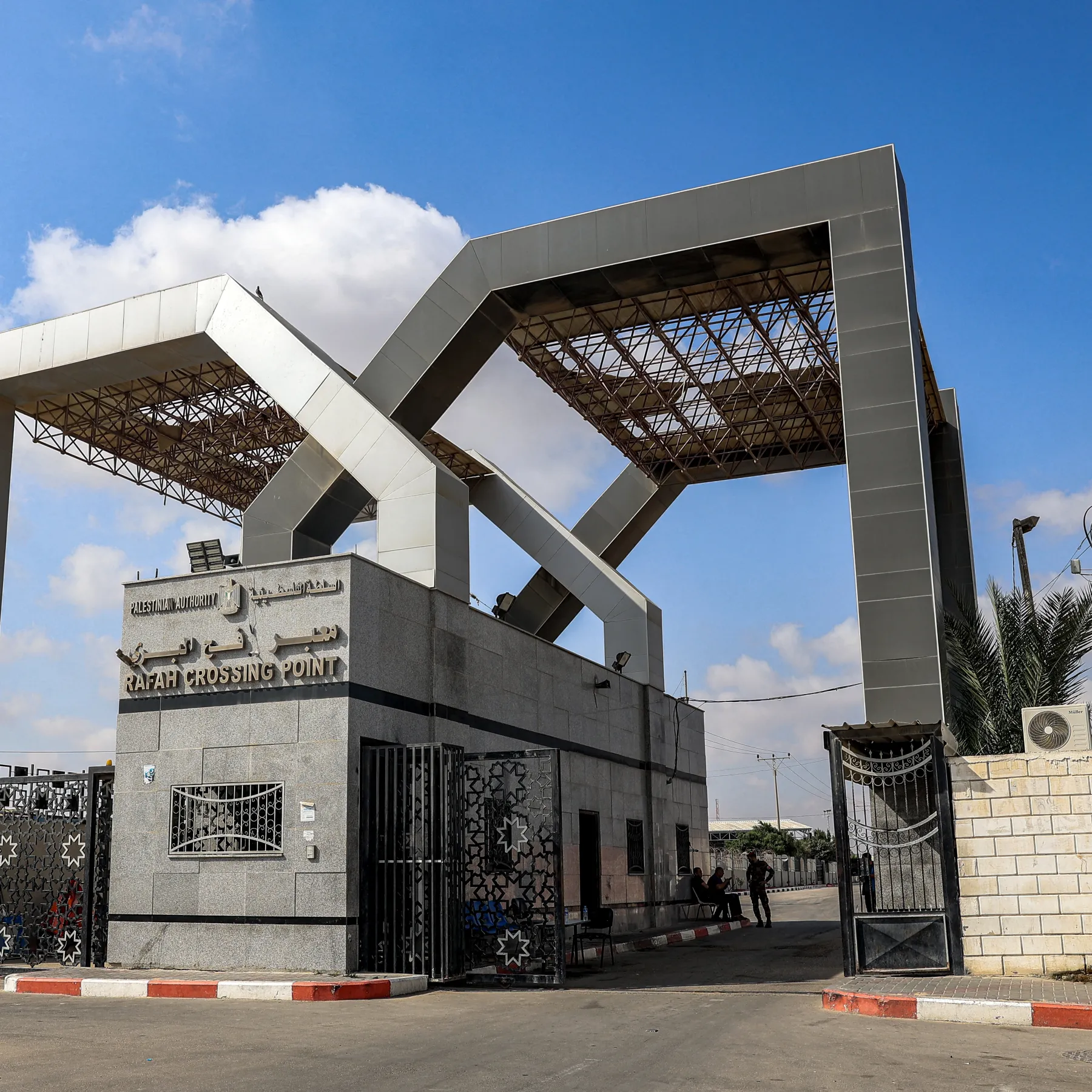 الاحتلال يمنع عودة الفلسطينيين إلى غزة ويعمّق سياسة التهجير القسري