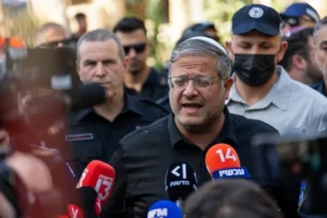 بن غفير يسخر من أسيرة فلسطينية ويبرر سوء أوضاع الأسرى