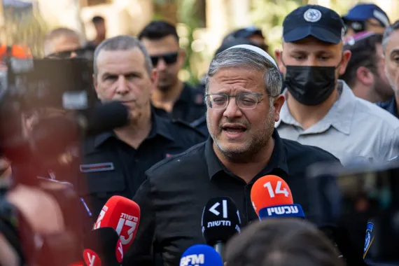 بن غفير يسخر من أسيرة فلسطينية ويبرر سوء أوضاع الأسرى