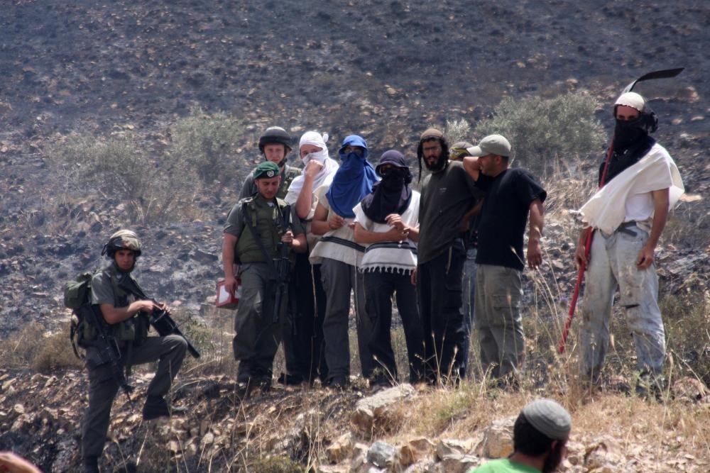 اعتداءات المستوطنين بالضفة: إصابات وحرق مركبات وتخريب أراضٍ