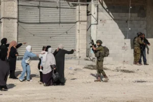 الاحتلال يصعّد اعتداءاته بالضفة ويهجّر آلاف الفلسطينيين بالخليل
