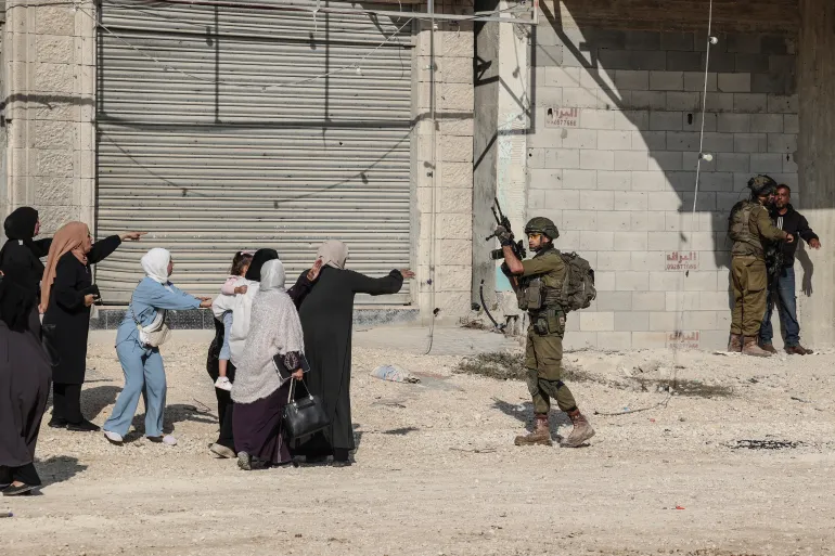 الاحتلال يصعّد اعتداءاته بالضفة ويهجّر آلاف الفلسطينيين بالخليل