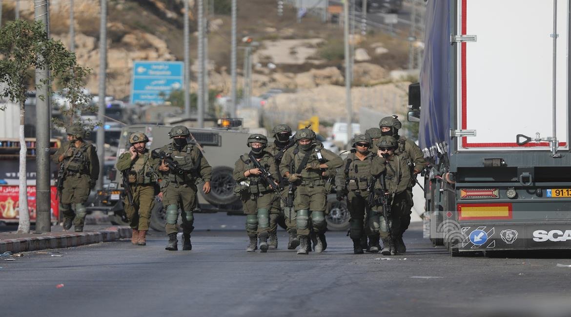الخليل تحت الحصار.. 2649 نازحًا و128 بوابة تعزل الفلسطينيين
