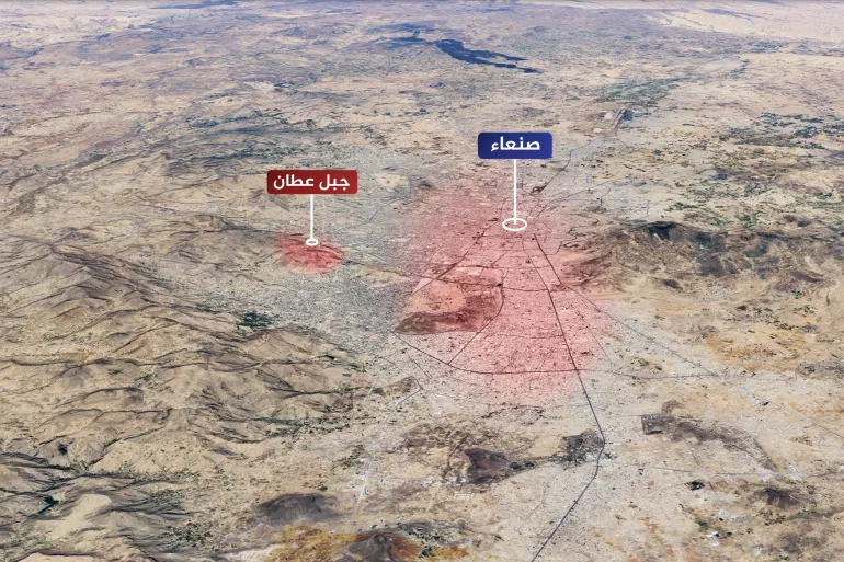 جبل عطان يشرف على العاصمة صنعاء من الجهة الغربية (غوغل إيرث)
